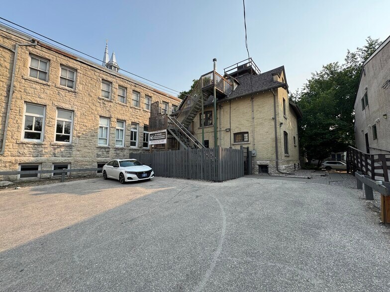 111 Pulford St, Winnipeg, MB à vendre - Photo du bâtiment - Image 2 de 6