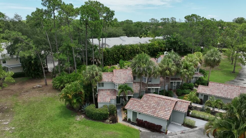 2708-2714 Santa Cruz Blvd, Naples, FL à vendre - Vidéo aérienne - Image 2 de 5