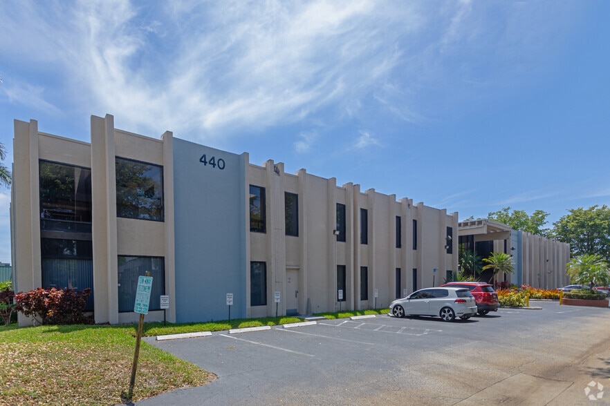 440 E Sample Rd, Pompano Beach, FL à louer - Photo du bâtiment - Image 2 de 4