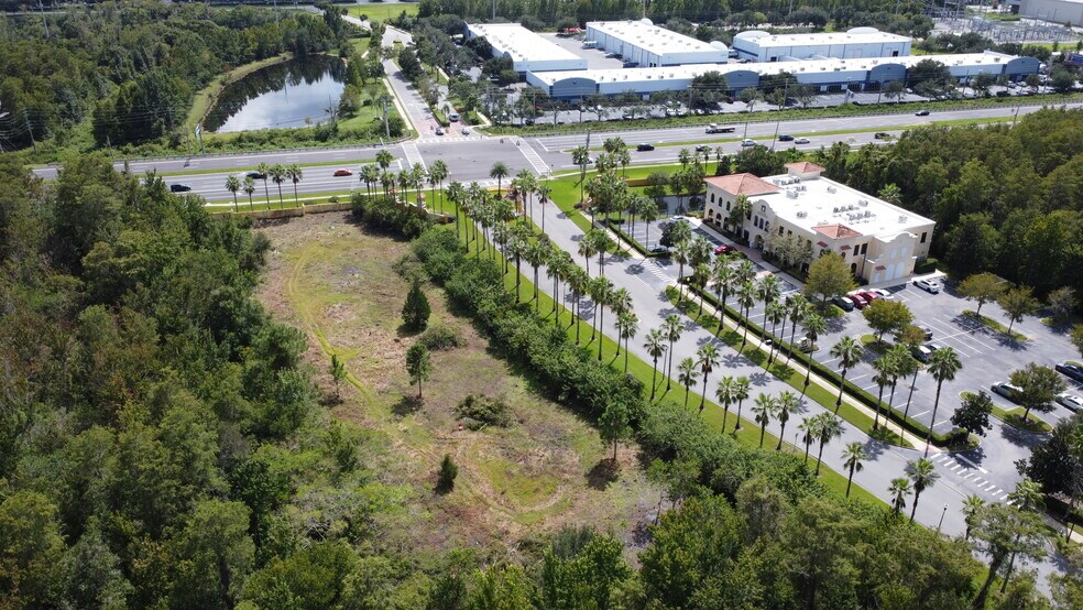 E Sandlake Rd, Orlando, FL à vendre - Photo du bâtiment - Image 2 de 10