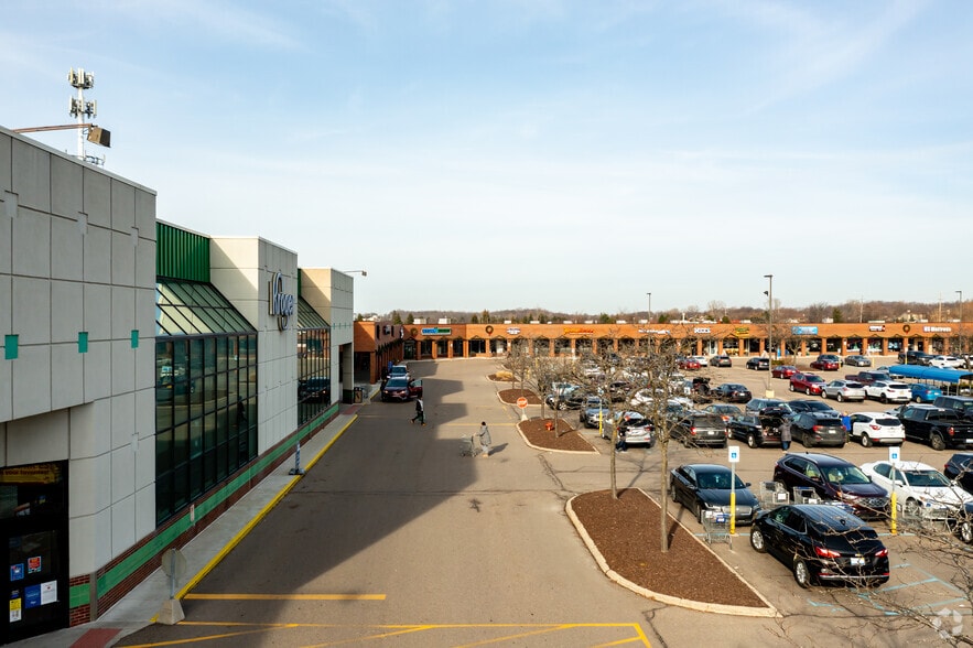 39440-39900 W 14 Mile Rd, Walled Lake, MI for lease - Building Photo - Image 3 of 14