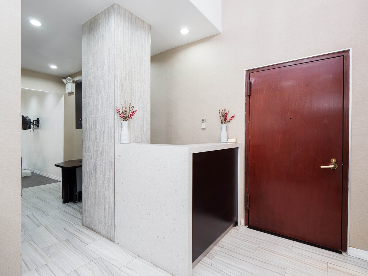 130 E 63rd St, New York, NY 10065 - Unit 1A - - Interior Photo - Image 2 of 9