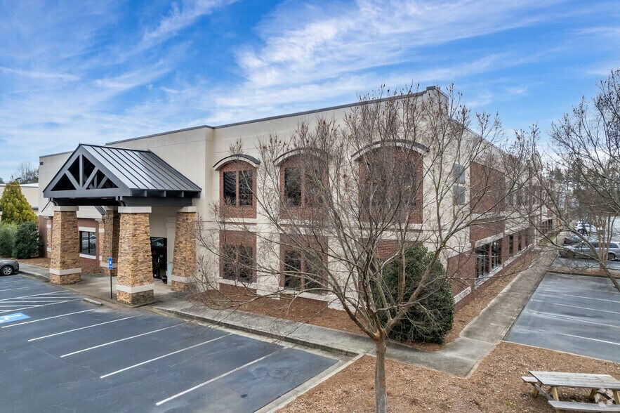 215 Hembree Park Dr, Roswell, GA à louer - Photo du bâtiment - Image 1 de 5