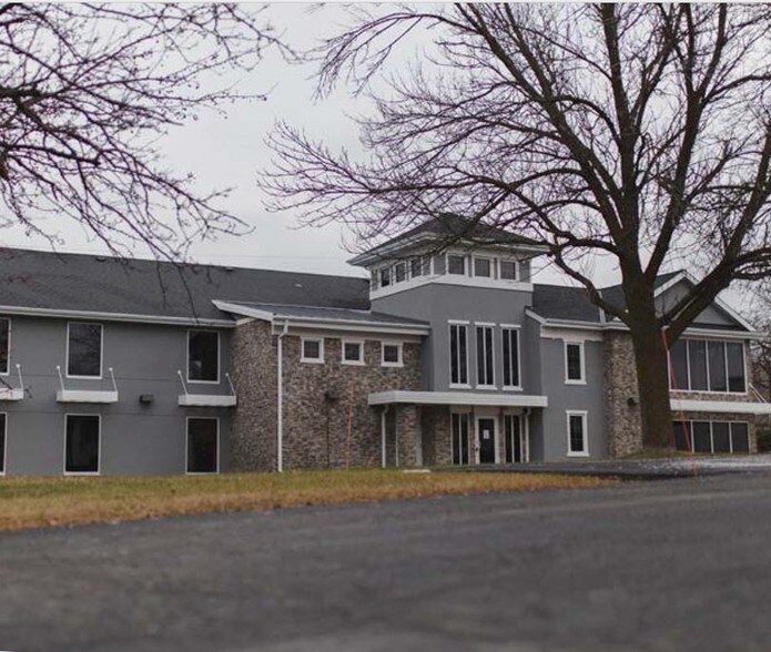 15255 Watertown Plank Rd, Elm Grove, WI à louer - Photo du bâtiment - Image 2 de 3