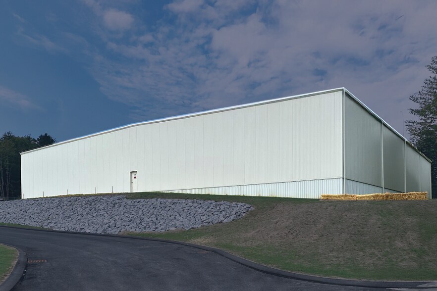 52 R W Moore Dr, Orange, MA à vendre - Photo du bâtiment - Image 3 de 7