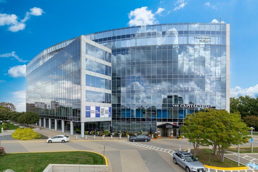 1861 International Dr, Tysons, VA à louer - Photo du bâtiment - Image 1 de 21