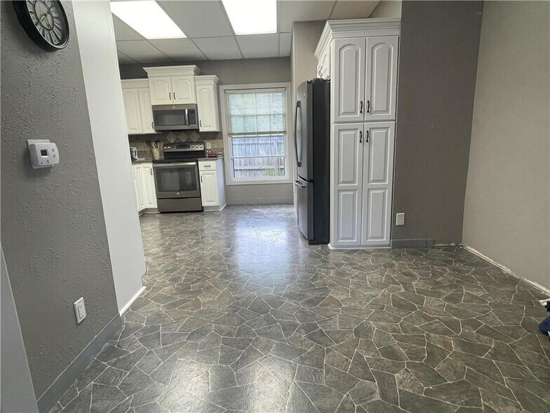 605 Baptiste Dr, Paola, KS à vendre - Photo du bâtiment - Image 2 de 3