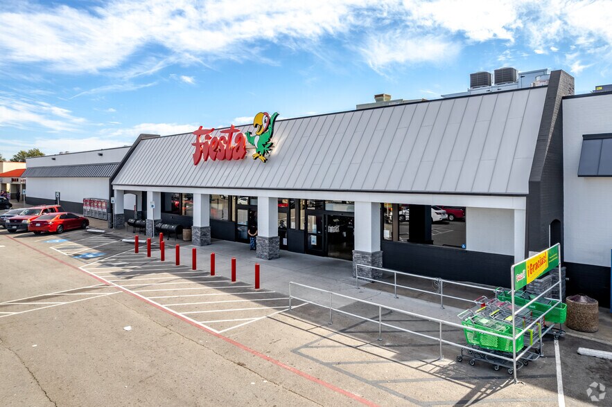 1235 S Josey Ln, Carrollton, TX à louer - Photo du bâtiment - Image 1 de 13