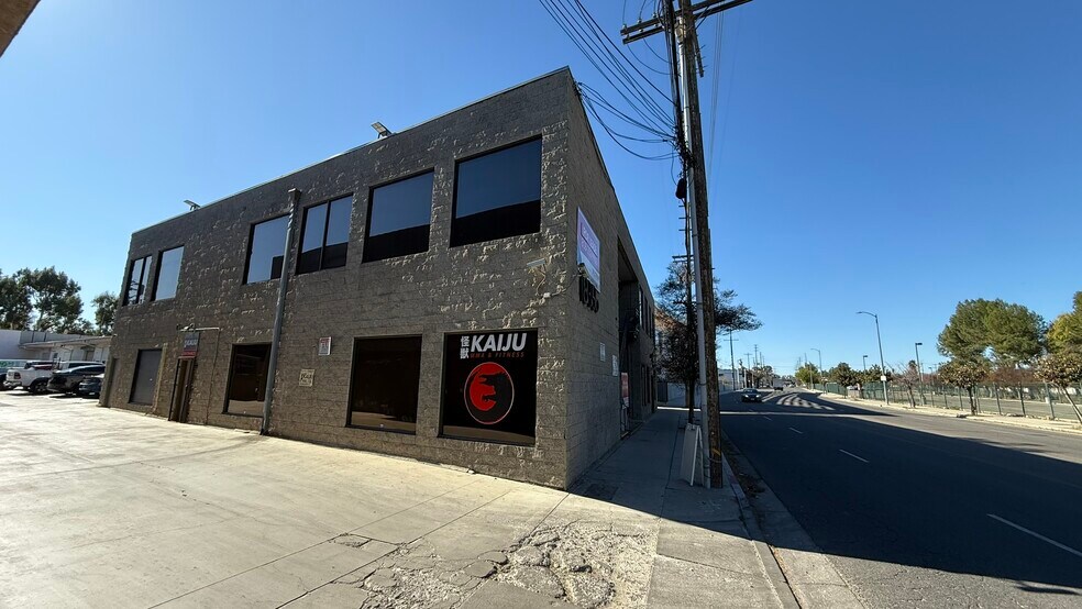 18356 Oxnard St, Tarzana, CA à louer - Photo du bâtiment - Image 2 de 4