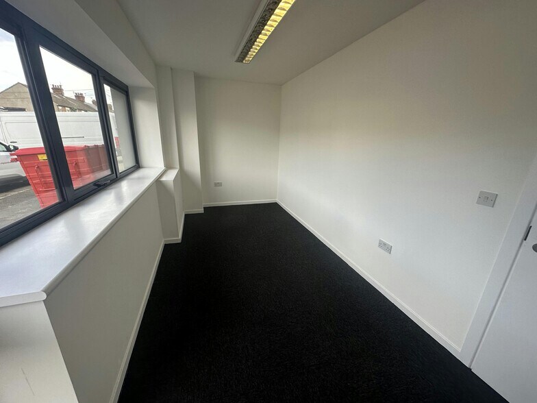 Southern Rd, Aylesbury à louer - Photo du bâtiment - Image 3 de 6