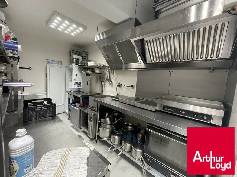 Commerce de détail dans Reims à louer - Photo du bâtiment - Image 1 de 7