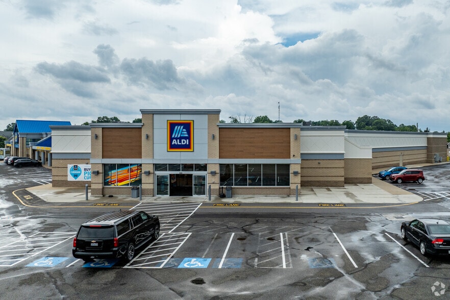 8100 Cleveland Ave NW, Canton, OH for lease - Building Photo - Image 1 of 2