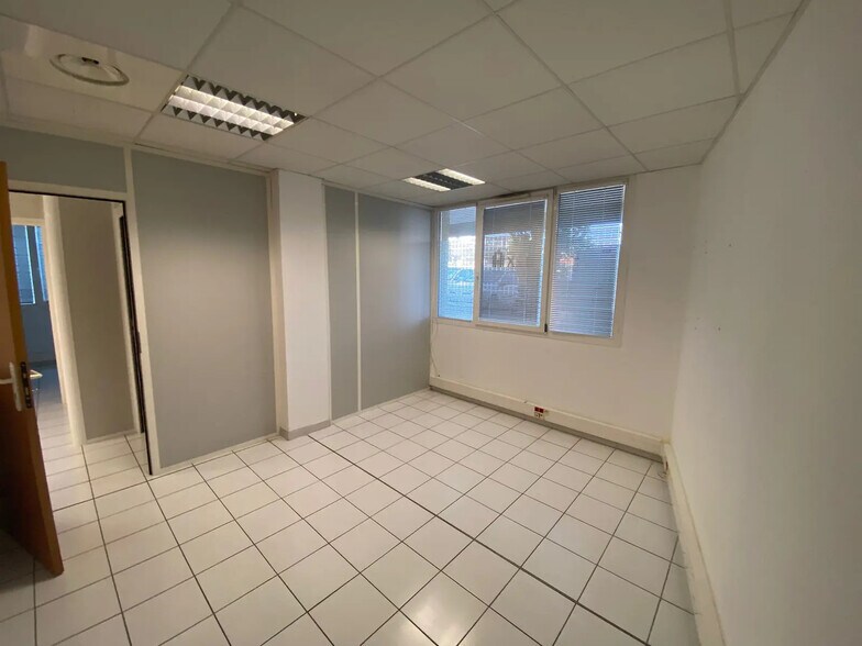 7 Avenue Andre Roussin, Marseille à louer - Photo du bâtiment - Image 2 de 13