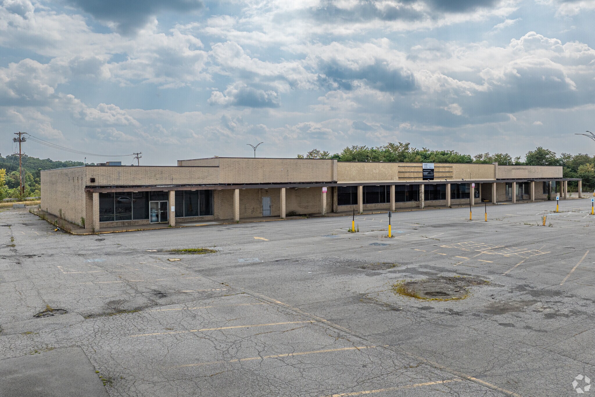710 Beaver Valley Mall, Monaca, PA for lease Primary Photo- Image 1 of 7