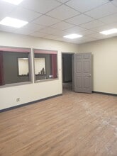 426 Lexington Rd, Versailles, KY for lease Interior Photo- Image 2 of 2