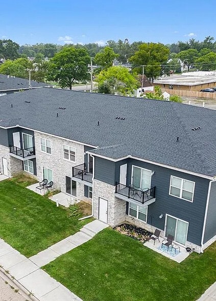 1241 E Woodward Heights Blvd, Hazel Park, MI for sale - Building Photo - Image 2 of 11