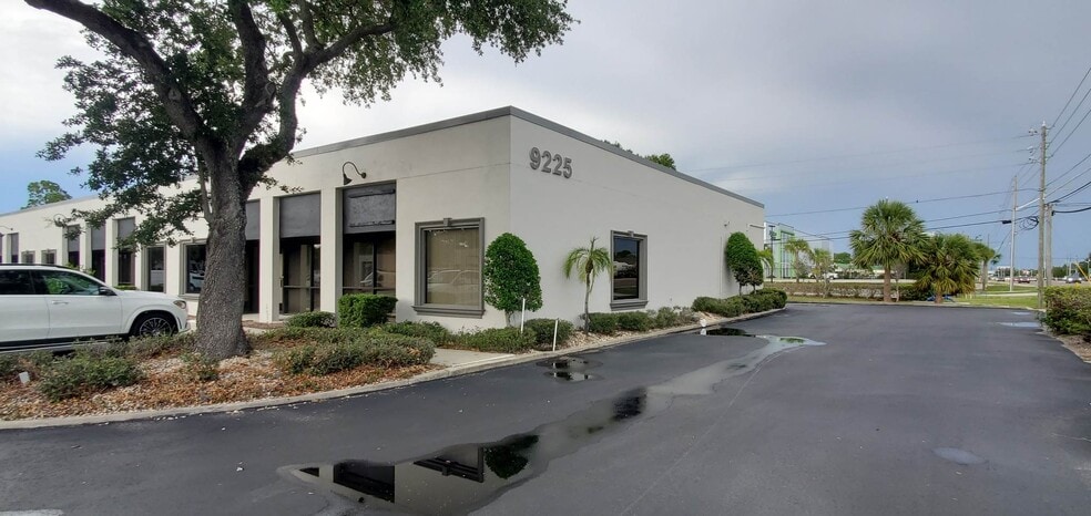 9225 Ulmerton Rd, Largo, FL à louer - Photo du bâtiment - Image 1 de 3