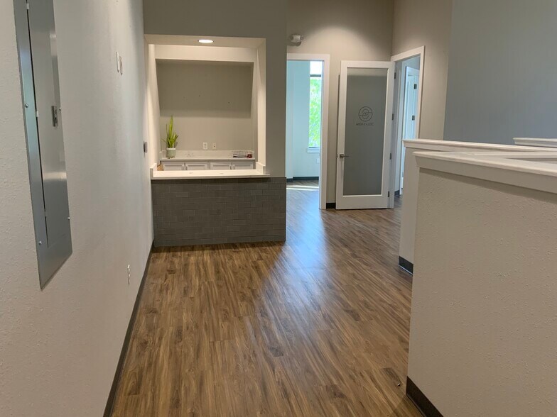 320 S Oak St, Roanoke, TX à louer - Photo du bâtiment - Image 2 de 19