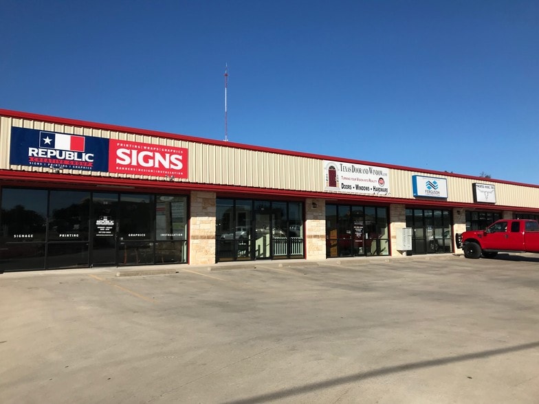 1872 Mineral Wells Hwy, Weatherford, TX for lease - Primary Photo - Image 1 of 1