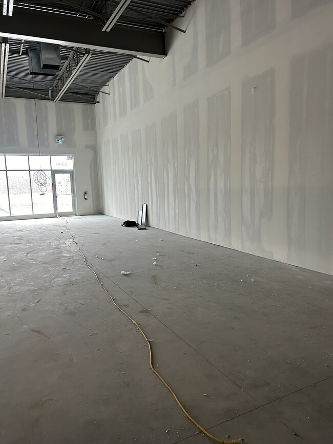 Plus de détails pour 3325 153rd Ave, Edmonton, AB - Commerce de détail à vendre