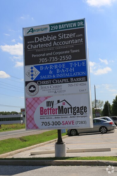 250 Bayview Dr, Barrie, ON à louer - Photo du bâtiment - Image 2 de 4