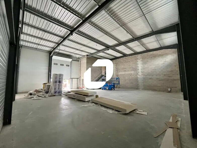 Flex in Chassieu for lease - Interior Photo - Image 3 of 5