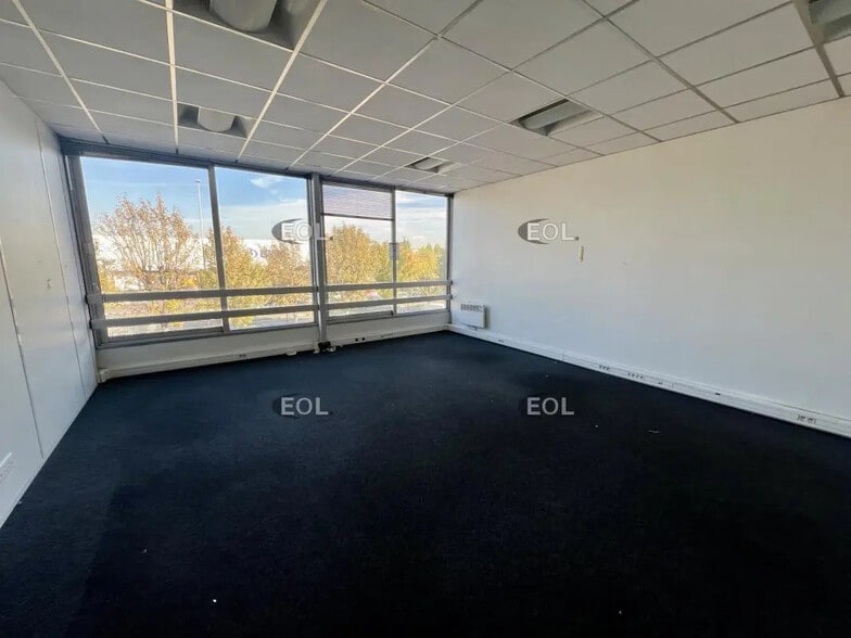 Industrial in Saint-Denis for lease - Interior Photo - Image 3 of 4