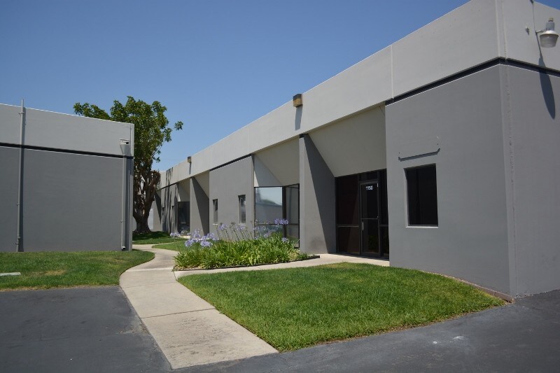 1126-1140 E Chestnut Ave, Santa Ana, CA à louer - Photo du bâtiment - Image 2 de 11