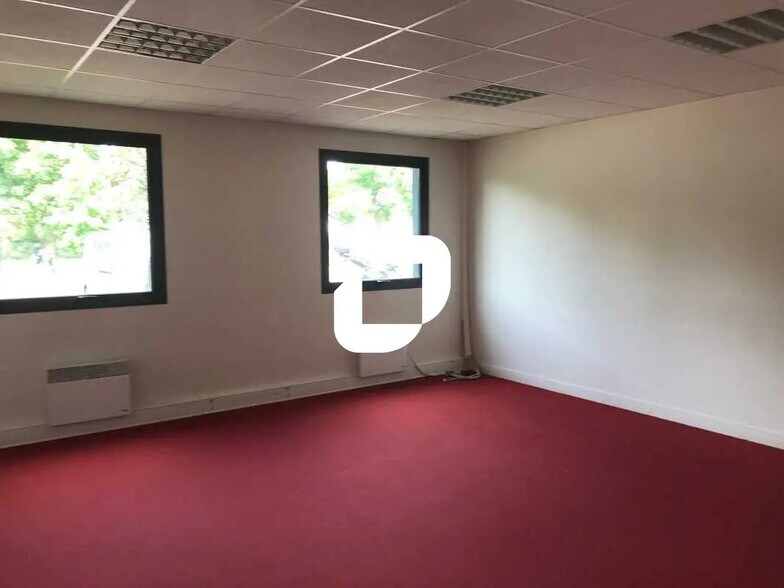 Office in Cergy for lease - Interior Photo - Image 3 of 6