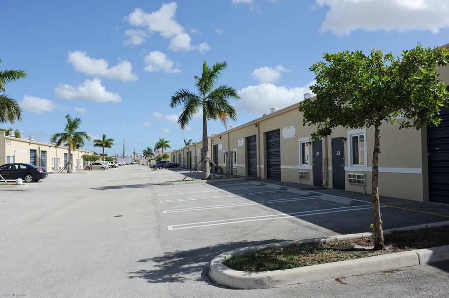 9802 NW 80th Ave, Hialeah, FL à louer - Photo du bâtiment - Image 2 de 14