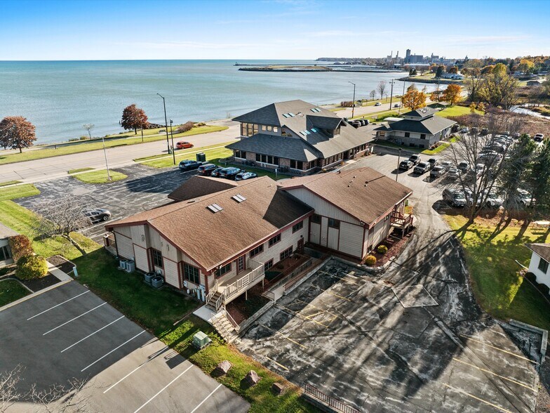 1000 Maritime Dr, Manitowoc, WI à louer - Photo du bâtiment - Image 2 de 4
