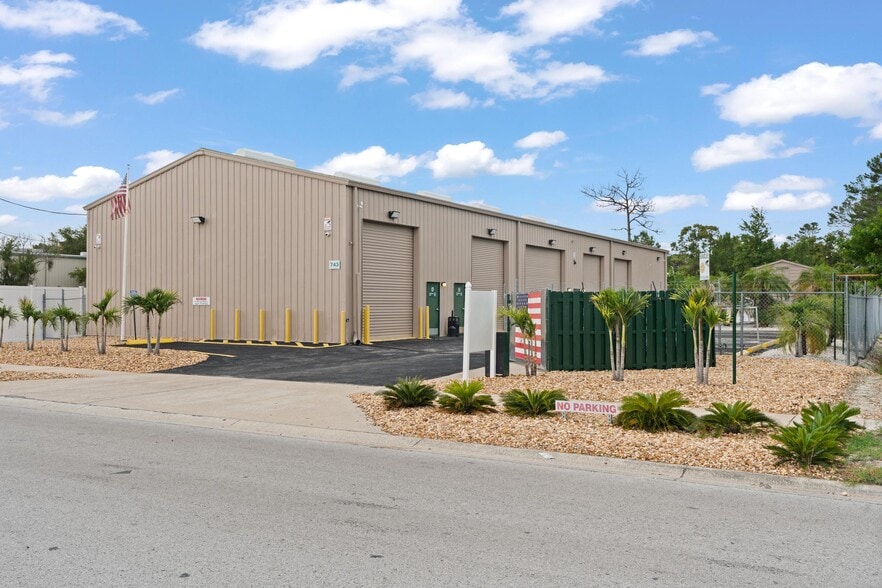 743 Wesley Ave, Tarpon Springs, FL for lease - Building Photo - Image 2 of 32