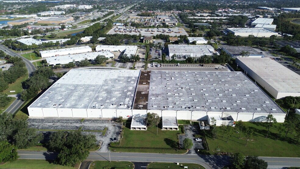 2455-2467 Premier Row, Orlando, FL à louer - Photo du bâtiment - Image 1 de 3