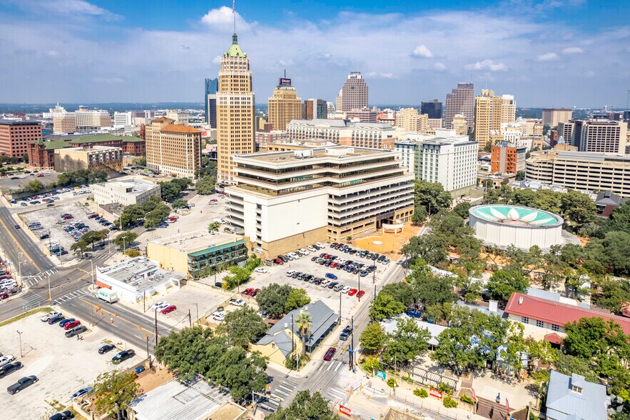 146 Navarro St, San Antonio, TX à louer - Photo du bâtiment - Image 1 de 4