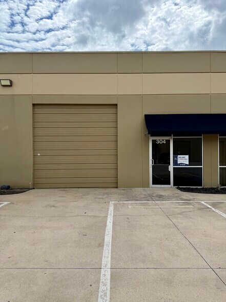 2810 W Pioneer Pky, Dalworthington Gardens, TX à louer - Photo principale - Image 1 de 7