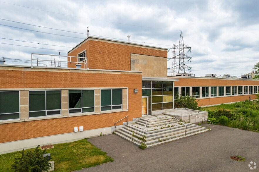 7101 Rue Notre-Dame E, Montréal, QC à louer - Photo du bâtiment - Image 2 de 12