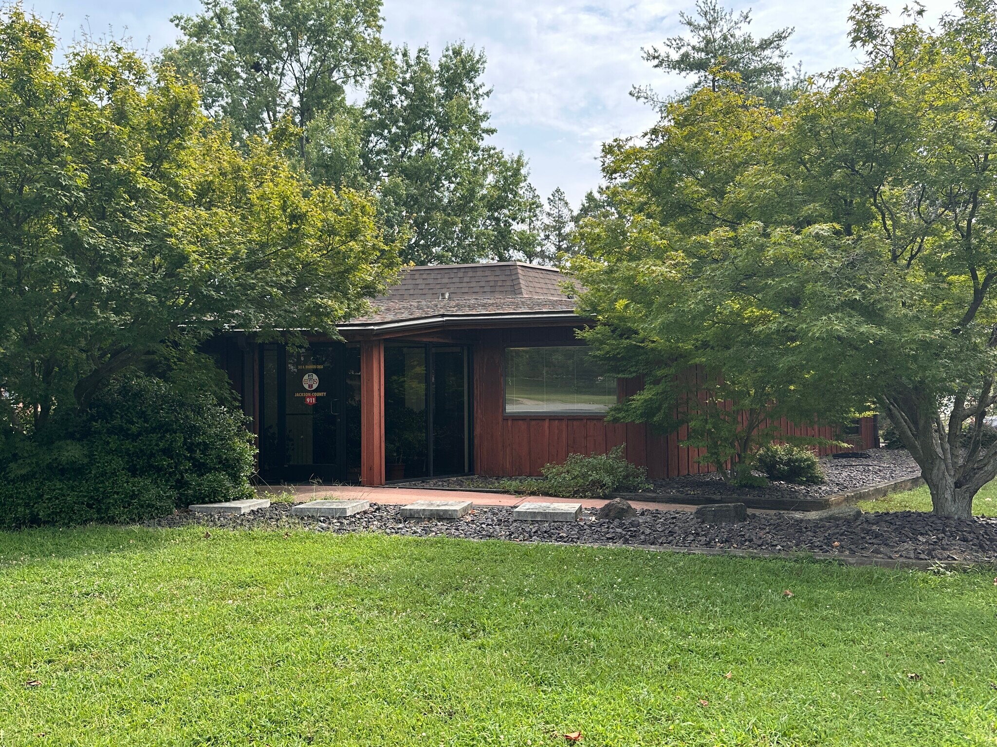 303 N Robinson Cir, Carbondale, IL for sale Primary Photo- Image 1 of 15