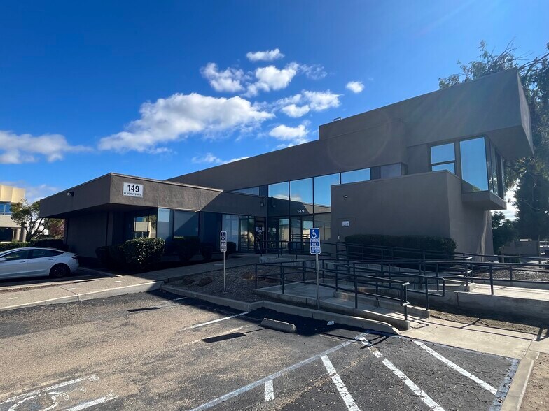 149 W Yokuts Ave, Stockton, CA à louer - Photo du bâtiment - Image 3 de 9