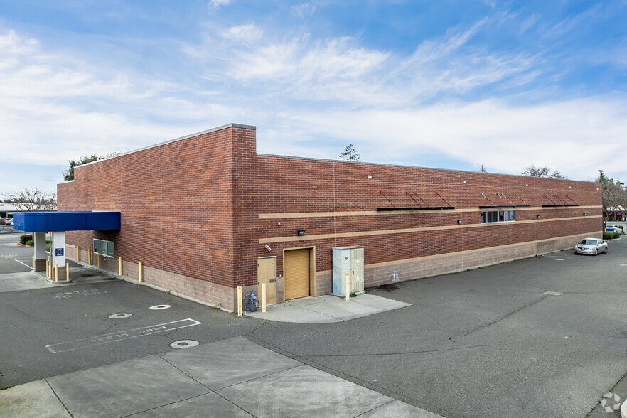 295 W Main St, Woodland, CA for lease - Building Photo - Image 2 of 3