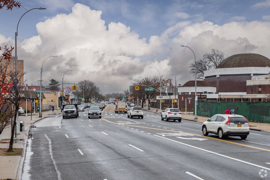 195-20 Northern Blvd, Flushing, NY à louer - Photo du bâtiment - Image 3 de 12
