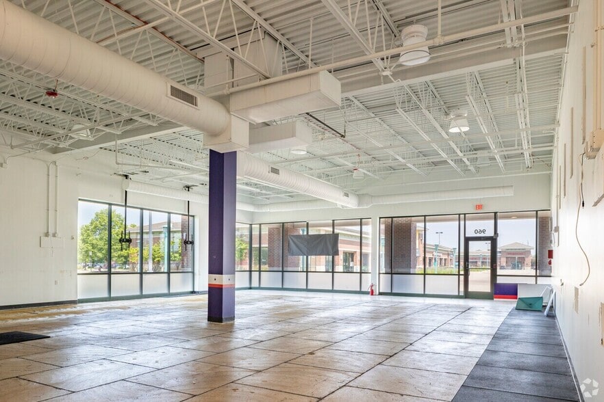 980 Elk Grove Town Ctr, Elk Grove Village, IL à louer - Photo du bâtiment - Image 3 de 18