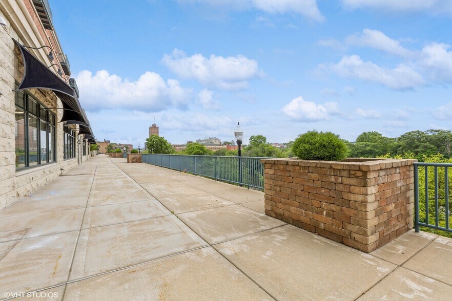 160 S River St, Aurora, IL à louer - Photo du bâtiment - Image 3 de 11