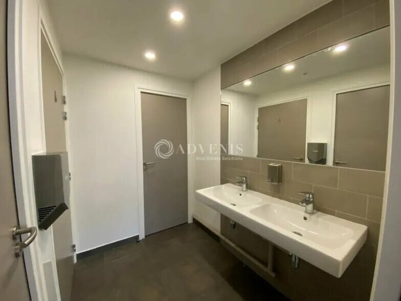 Office in Issy-les-Moulineaux for lease - Interior Photo - Image 2 of 3