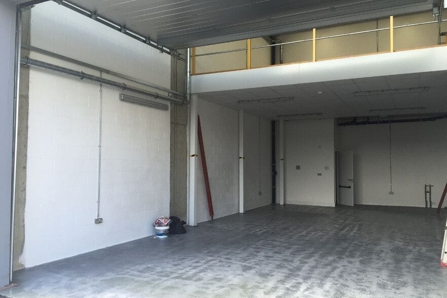 Fittleton Gdns, London for lease - Interior Photo - Image 3 of 5