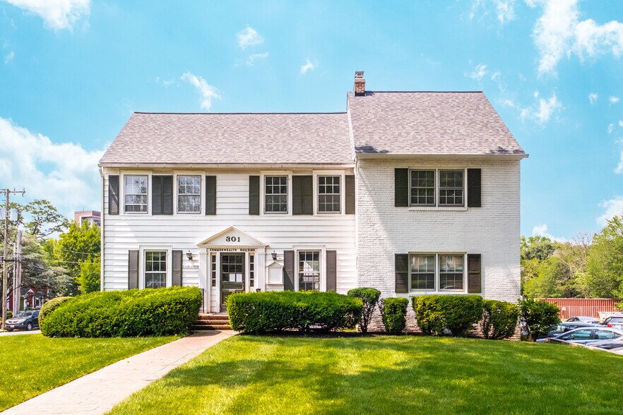 301 Park Ave, Falls Church, VA à louer - Photo du bâtiment - Image 1 de 12