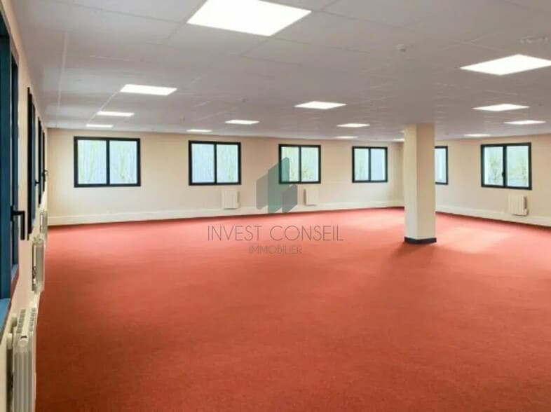 Office in Cergy for lease - Building Photo - Image 3 of 15