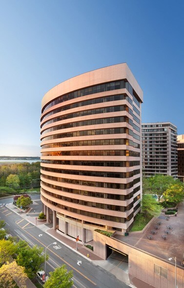 200 12th St S, Arlington, VA à louer - Photo du bâtiment - Image 1 de 2