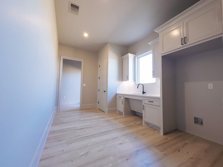 7710 Milwaukee Ave, Lubbock, TX for lease - Interior Photo - Image 2 of 5