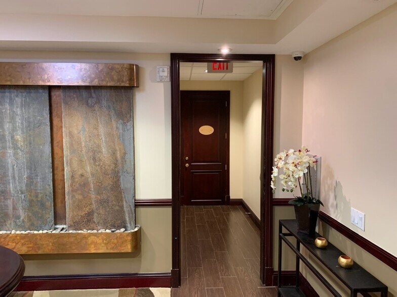 2750 NE 185th St, Aventura, FL à louer - Photo du bâtiment - Image 2 de 12