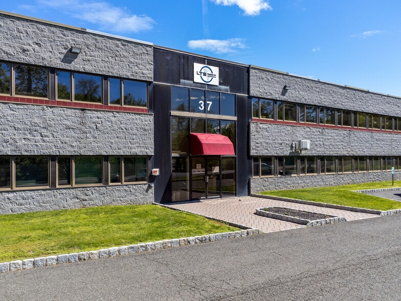 37 Ramland Rd, Orangeburg, NY à louer - Photo du bâtiment - Image 2 de 6